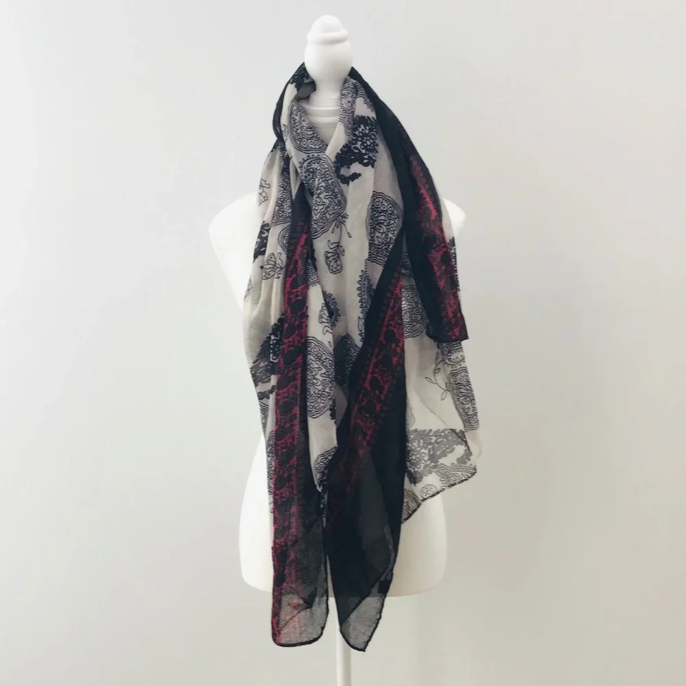 Large gorgeous scarf in black, white and red with paisley pattern 92 x 129cm - Picture 1 of 5